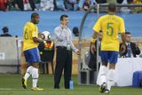 Trenér Brazílie Dunga vysvětluje Felipe Melovi a Bastosovi, co je třeba dělat lépe. Zápas Brazílie - Portugalsko přinesl víc taktiky, než by si diváci přáli