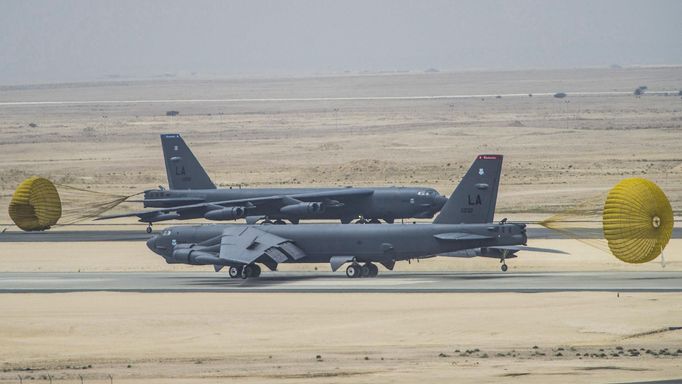 Strategické bombardéry B-52 na základně v Kataru, odkud vyrážejí na mise proti Islámskému státu.