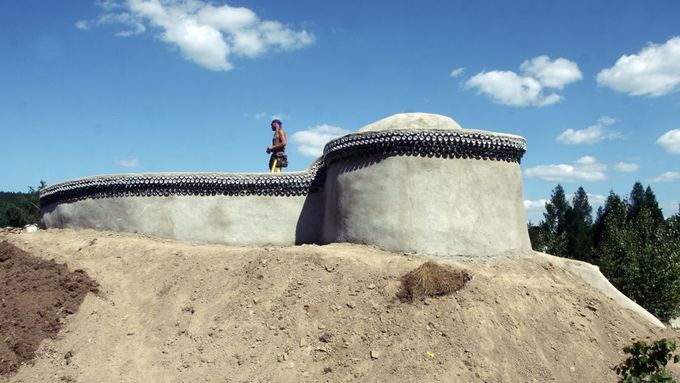 Zeměnka, svérázná stavba z odpadu u řeky Sázavy