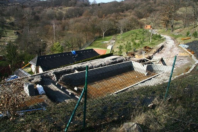 Zvětšit se samozřejmě musel i bazén - stav na jaře 2007