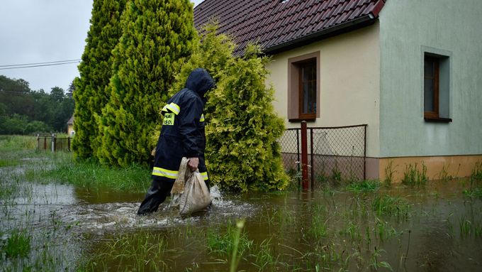Záplavy v obci Višňová.
