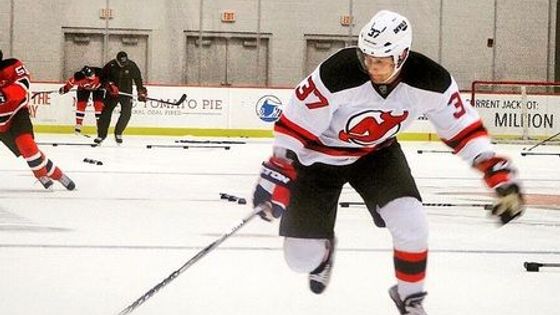 Pavel Zacha už na ledě předvádí své umění v dresu New Jersey Devils. Na kempu nováčků bojuje o šanci v NHL. Není ale jediný Čech s vysokými ambicemi. Podívejte se, kdo další na kempu usiluje o NHL.