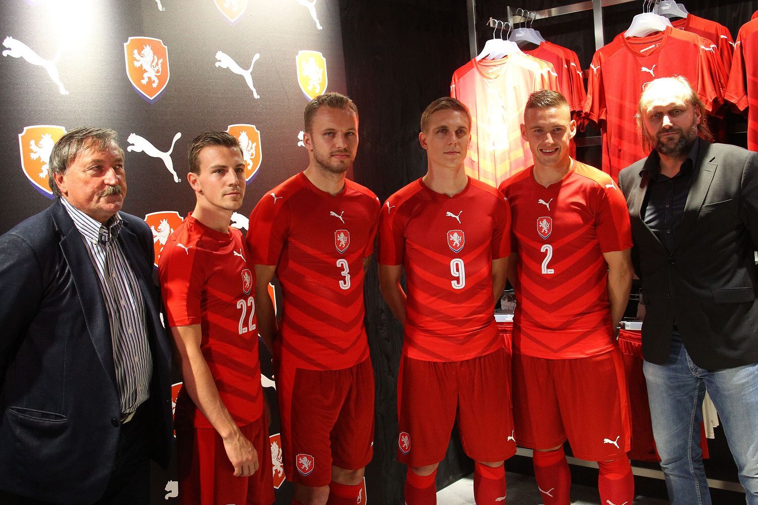 Nové dresy fotbalové reprezentace na Euro 2016: Bořek Dočkal, Michal Kadlec, Pavel Kadeřábek, Václav Darida, Pavel Němeček a Antonin Panenka