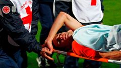 Robin van Persie je odnášen na nosítkách během utkání Nizozemsko - Itálie.
