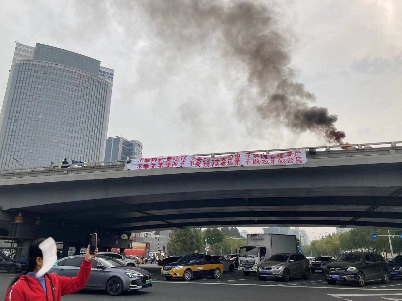 čína protest most