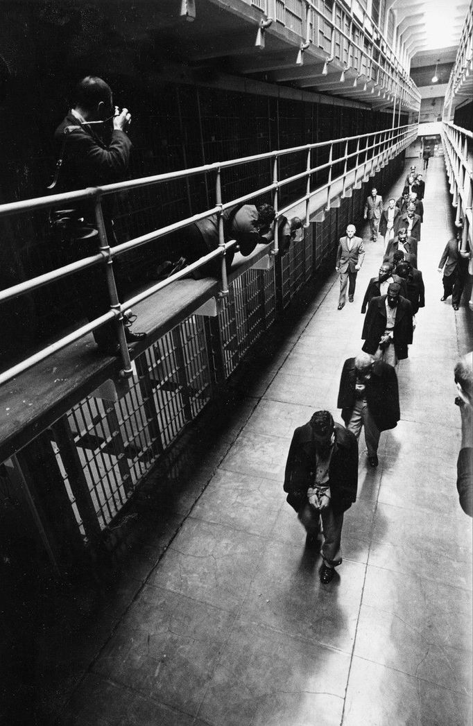 Řada spoutaných vězňů, posledních odsouzených z věznice Alcatraz, při odchodu z Alcatrazu v roce 1963