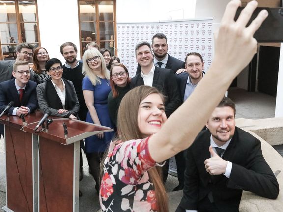 Jana Soukupová pořizuje selfie zástupců ojedinělého projektu.