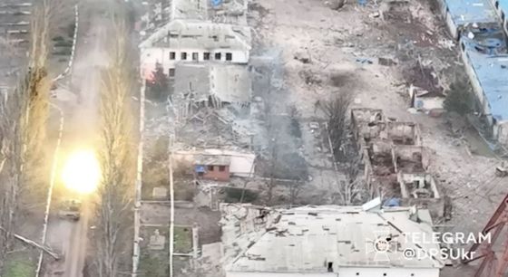 Ukrajinský tank pálí během bitvy o Soledar.