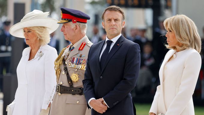 Francouzský prezident Emmanuel Macron, jeho žena Brigitte a britský královský pár na výročí vylodění v Normandii