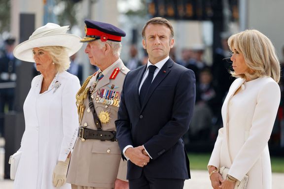 Francouzský prezident Emmanuel Macron, jeho žena Brigitte a britský královský pár na výročí vylodění v Normandii