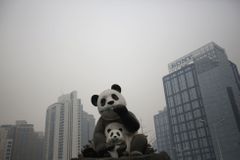 Peking zavede poplatek pro továrny za znečišťování ovzduší