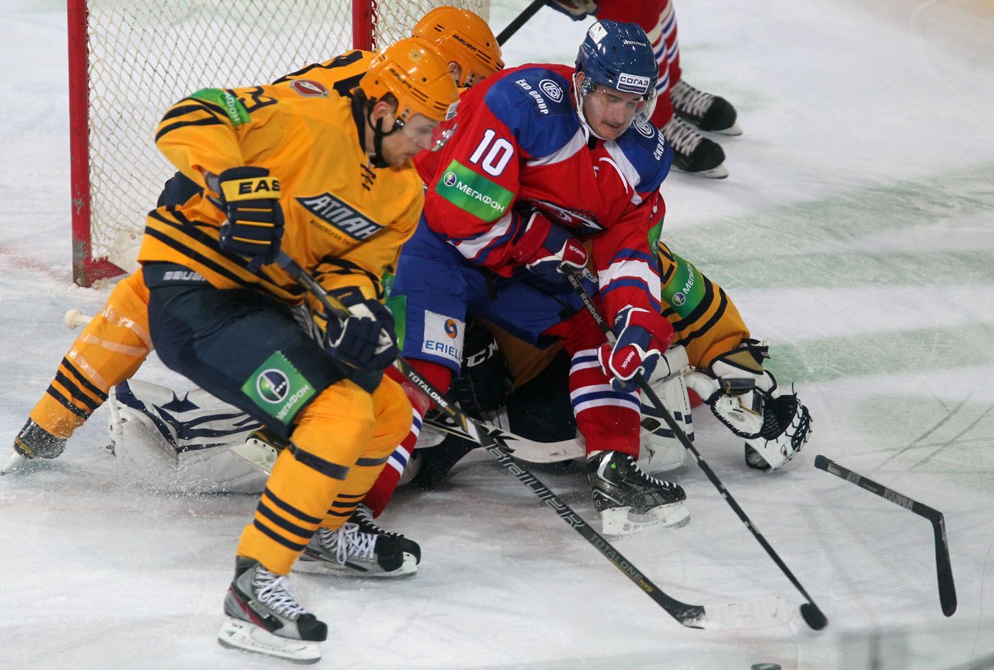 Hokejista Lva Praha Roman Červenka se snaží protlačit přes Ilju Kablukova v utkání KHL 2012/13 proti Atlantu Mytišči.,