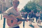 Draco Malfoy z Harryho Pottera hrál na kytaru v centru Prahy. Nikdo ho nepoznal