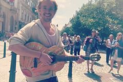 Draco Malfoy z Harryho Pottera hrál na kytaru v centru Prahy. Nikdo ho nepoznal