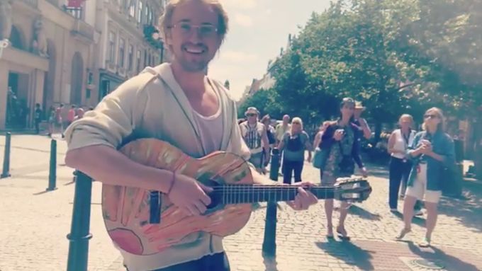 Tom Felton hrál v pražské ulici Na Příkopě na kytaru. Nikdo ho nepoznal