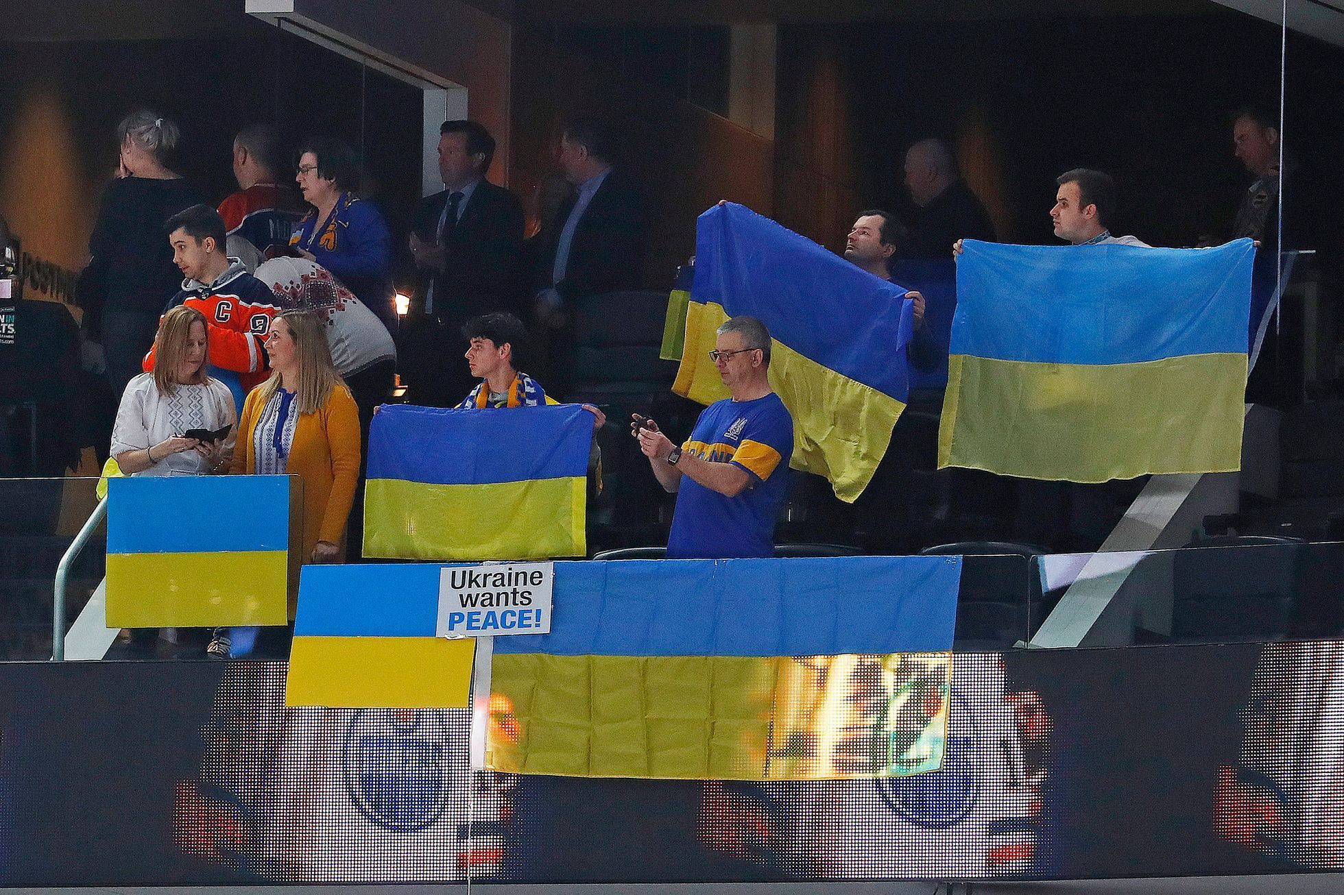 Fanoušci Edmontonu s vlajkami na podporu Ukrajiny