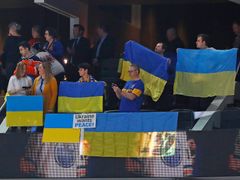 Fanoušci Edmontonu s vlajkami na podporu Ukrajiny