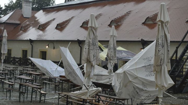 Česko zasáhly bouřky a silná krupobití. Působí škody, zastavily dopravu na D2; Zdroj foto: ČTK
