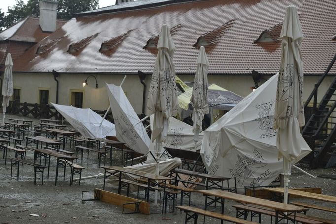 Nad Valticemi na Břeclavsku se ve čtvrtek vpodvečer přehnala bouřka doprovázená silným krupobitím. Poničila mj. střechu i okna zámku.