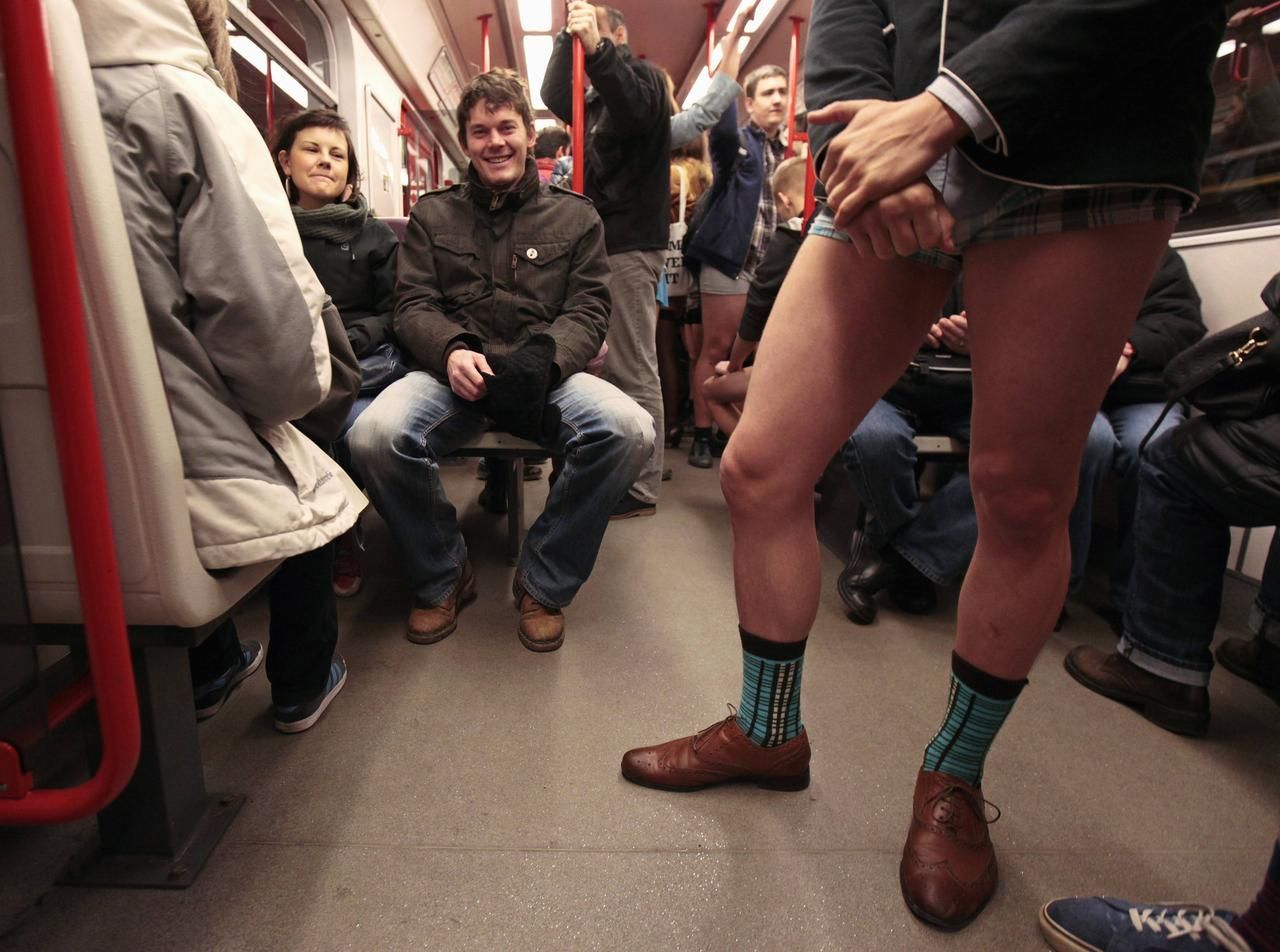 голые мужчины в метро фото 42