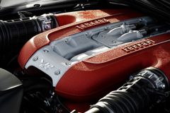 Nejlepší motor má Ferrari. Cenu vyfouklo Porsche i elektrické Tesle