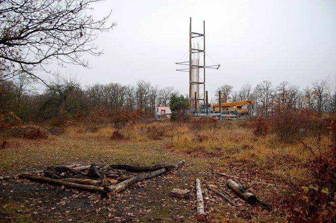 Stavba rozhledny na archeologicky mimořádně cenné akropoli se neobejde bez těžké techniky.