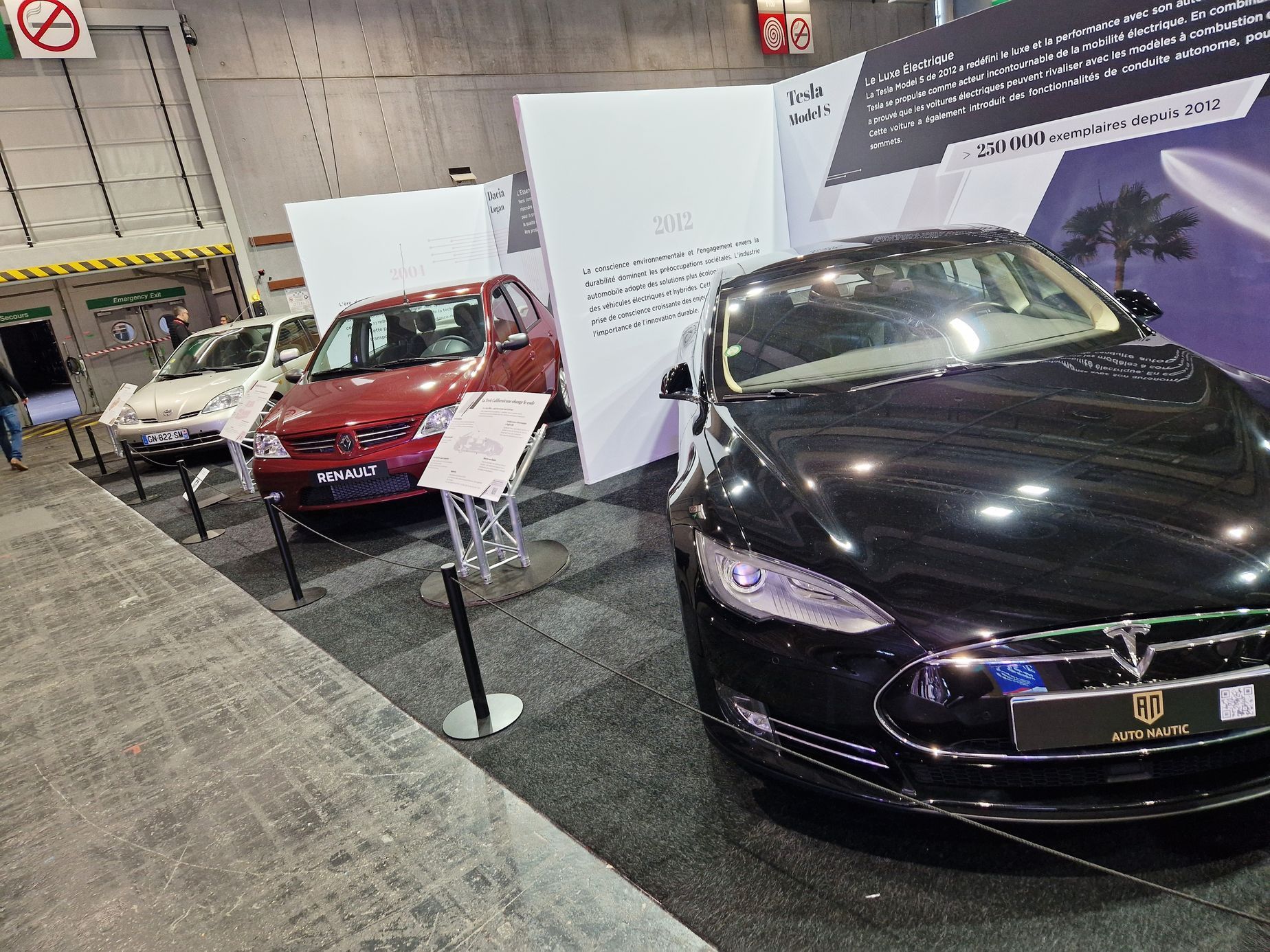 historická a filmová auta autosalon Paříž