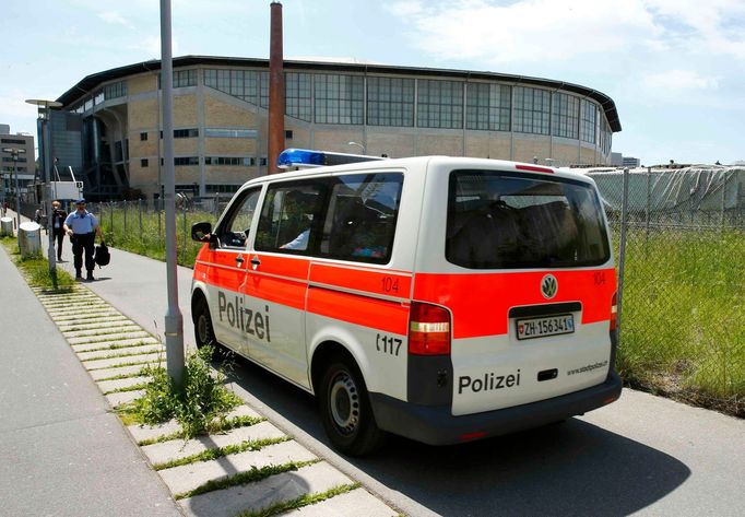 Kongres FIFA: police před Hallenstadionem v Curychu