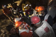 Turci přehazují sutiny i za tmy, obětí je už na tři sta