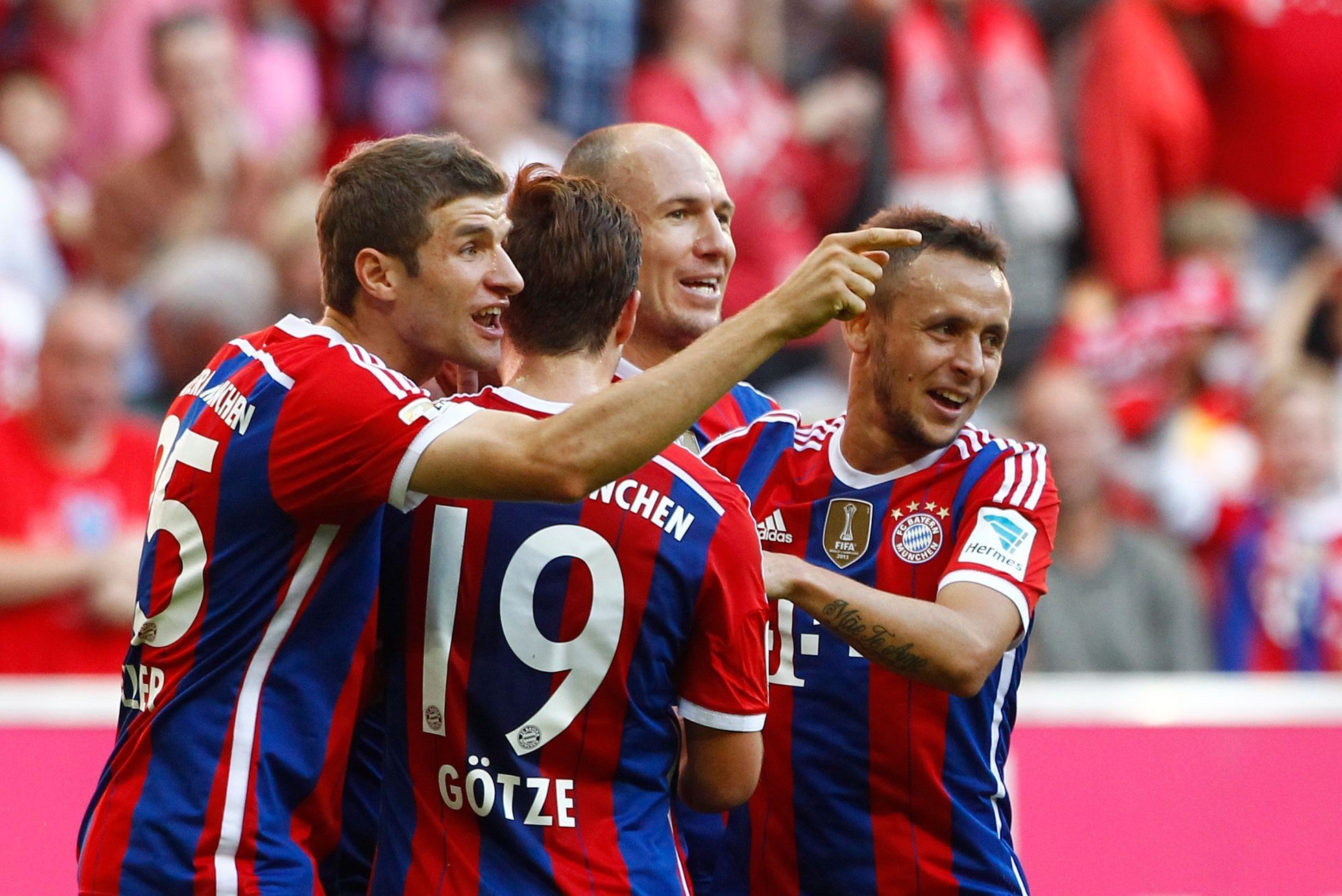 Gólová radost hráčů Bayernu Mnichov (Müller, Götze, Robben, Rafinha)