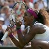 Americká tenistka Serena Williamsová se raduje z vítězství v semifinále Wimbledonu 2012 nad Běloruskou Viktorií Azarenkovou.