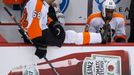 Jaromír Jágr hrající za Philadelphia Flyers čeká, až bude moct jít na led proti Pittsburgh Pinguins během třetí třetiny hokejového zápasu NHL v Pittsburghu v Pensylvánii dne 29. prosince 2011. REUTERS/Jason Cohn