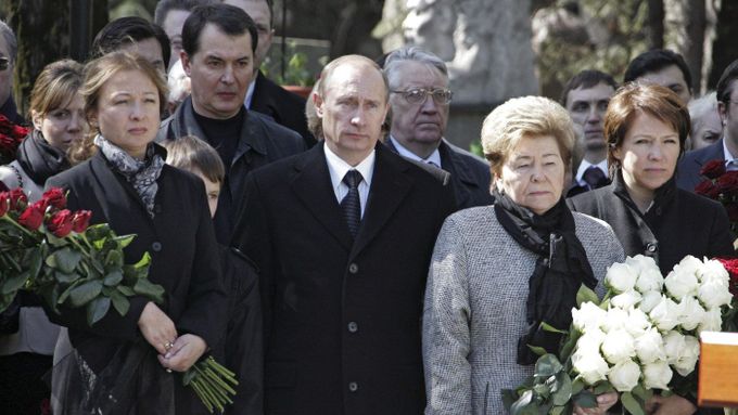 Ruský prezident Vladimir Putin s pozůstalými po svém předchůdci Borisi Jelcinovi (zleva: dcera Jelena, manželka Naina a dcera Taťána)