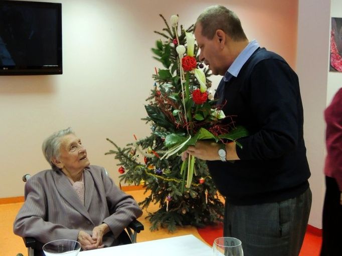 Květoslava Zelíková, 100 let (narozena 16. prosince 1912), prodavačka. Paní Květoslava Zelíková se narodila před sto lety ve Žlutavě. V Napajedlích se vyučila prodavačkou. Následně nastoupila k firmě Baťa, kde se začala setkávat se svým budoucím manželem. Z Malenovic se tři roky po svatbě přestěhovali na Žlutavu, kde si také založili živnost - obchod se smíšeným zbožím.  Paní Zelíková byla po celý život a stále je velice skromná. Veškerý svůj čas věnovala výchově dětí a péči o domácnost. Poté co její děti odrostly a založily si vlastní rodiny, pečovala neméně starostlivě i o svá vnoučata. Na vlastní zájmy jí už nezbýval čas, ale pokud si našla volnou chvilku pro sebe, ráda zašla s manželem do divadla. Žije v domově pro seniory v Otrokovicích, kde se i nadále nejvíce těší z častých setkání s rodinou. Dnes tvoří její velkou rodinu mimo jiné také 10 vnoučat a 12 pravnoučat.  Své volné chvíle tráví převážně poslechem hudby a rozhlasových pořadů, díky nimž si stále udržuje přehled o dění ve společnosti. Velkou oporou na dlouhé cestě životem je jí víra v Boha.