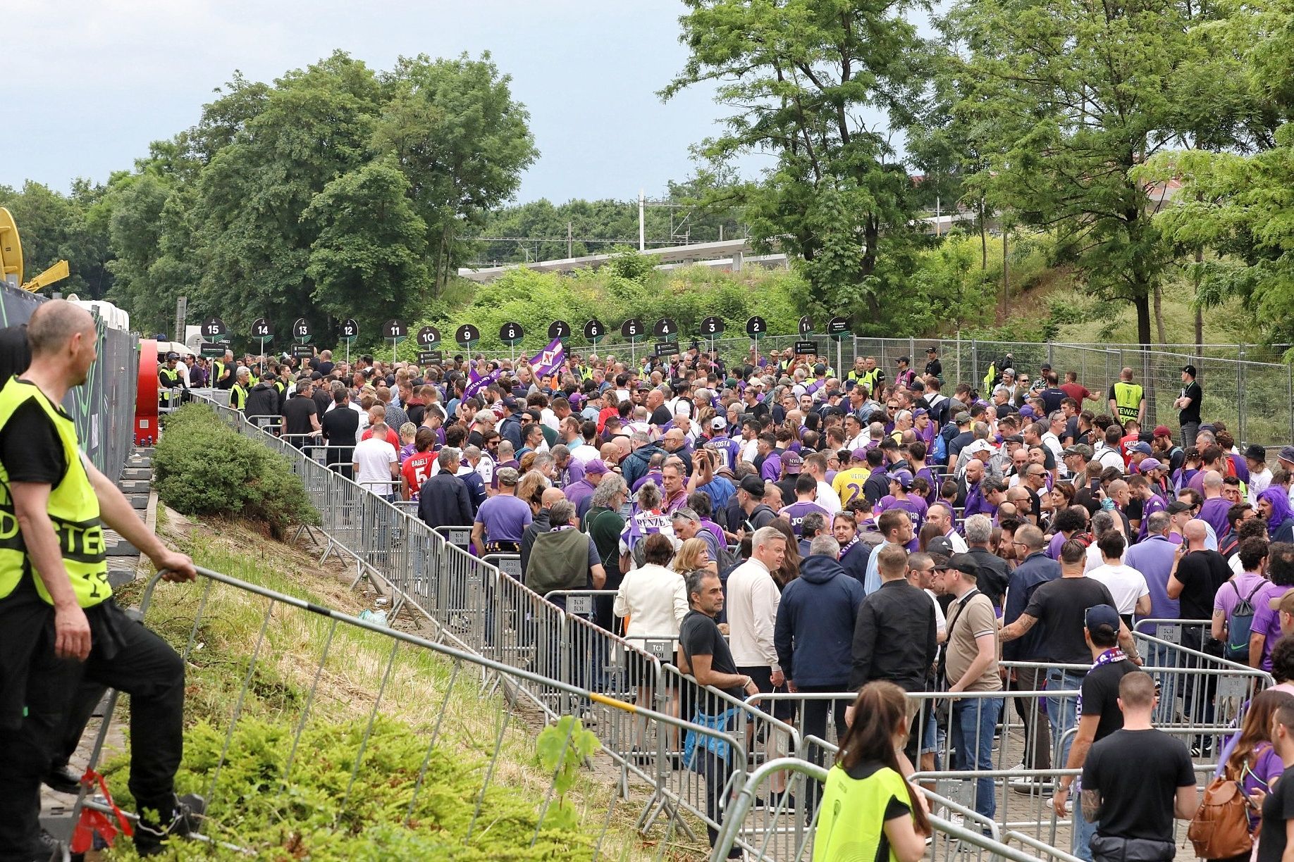 Situace před stadionem v Edenu před finále EKL Fiorentina - West Ham