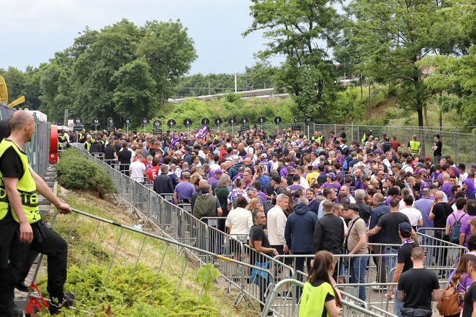 Situace před stadionem v Edenu před finále Konferenční ligy Fiorentina - West Ham