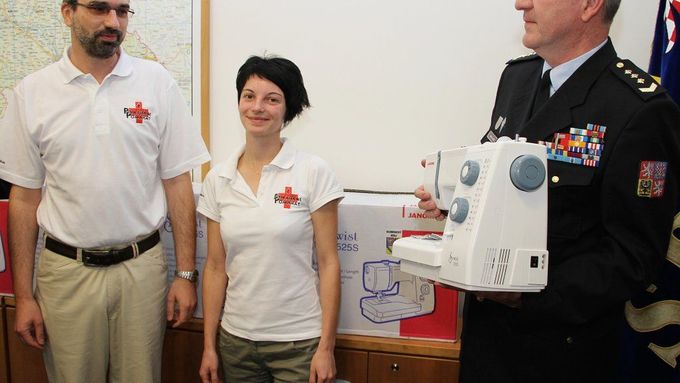 Ředitel věznice Mírov Vladimír Lang přebírá od Červeného kříže a zástupců Olomouckoého kraje šicí stroje pro doživotně odsouzené vězně.