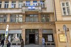 Aktivisté vyměnili izraelskou vlajku za palestinskou na radnici Prahy 1