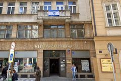Aktivisté vyměnili izraelskou vlajku za palestinskou na radnici Prahy 1
