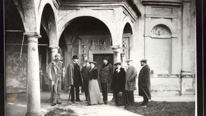 Skupinka osob před vstupními dveřmi do hudebního pavilonu zámku v Jindřichově Hradci. Zámek v té době patřil Czerninům.