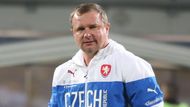 Pavel Vrba sice na rozdíl od Bílka nikdy nebyl Fotbalistou roku a nestartoval na MS dospělých, "jen" na šampionátu hráčů do 23 let v Mexiku. Ale už mnoho případů ukázalo, že zářivá hráčská kariéra z nikoho trenérského mistra sama o sobě automaticky neudělá. A mnohem živější než Bílkovy slavné góly v kvalifikaci o MS 1990 jsou teď v hlavách fanoušků čtyři Vrbovy trenérské výhry na startu kvalifikace o Euro 2016.