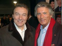 Český zpěvák Karel Gott (vlevo) a francouzský představitel filmového Vinnetoua Pierre Brice