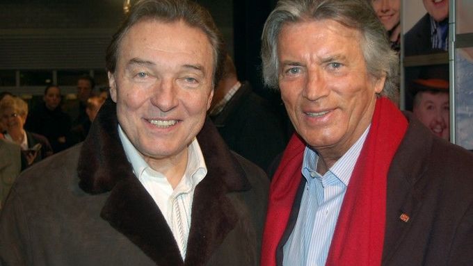 Český zpěvák Karel Gott (vlevo) a francouzský představitel filmového Vinnetoua Pierre Brice