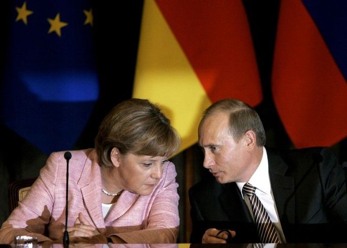 Vladimir Putin a Angela Merkelová po krachu summitu v Samaře