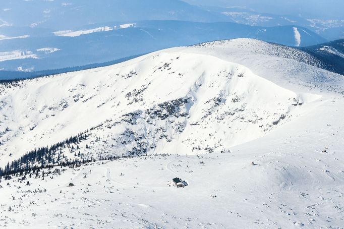 Krkonoše z výšky. Zimní snímky od Vrbatovy boudy až po Sněžku