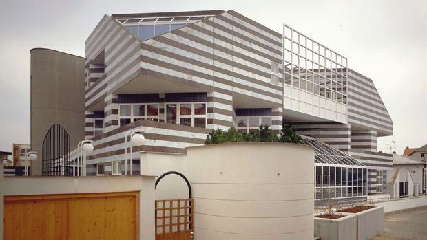 České bankovní domy jako symbol devadesátek. Jejich architektura dokládá chaos doby