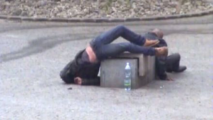 Opilec předváděl v parku gymnastické kousky. Cizinec bez papírů skončil na policejní stanici
