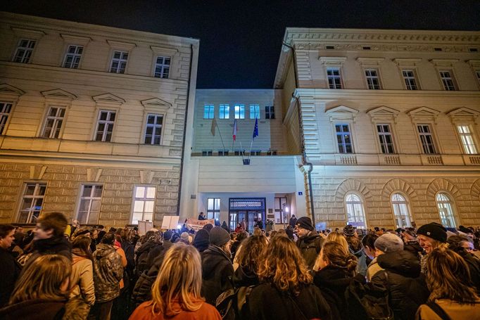 Demonstrace za spravedlnost pro oběti sexuálního násilí před Ministerstvem spravedlnosti.