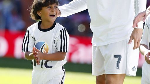 Sedmiletý Zaíd na hřišti Realu Madrid s Cristianem Ronaldem.