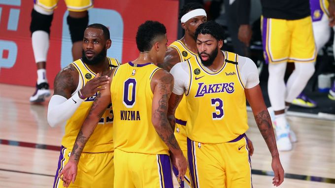 LeBron James (vlevo) se svými spoluhráči z Lakers.